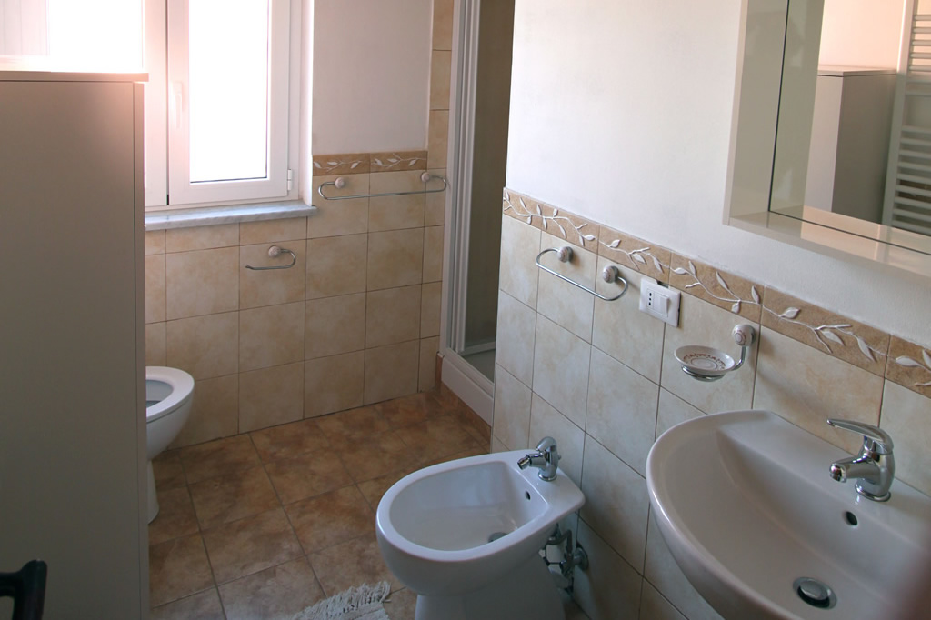 http://www.casavacanzelafonda.it/wp-content/uploads/2014/06/magnolia-bagno1.jpg